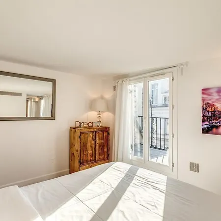 Republique Meslay Apartment